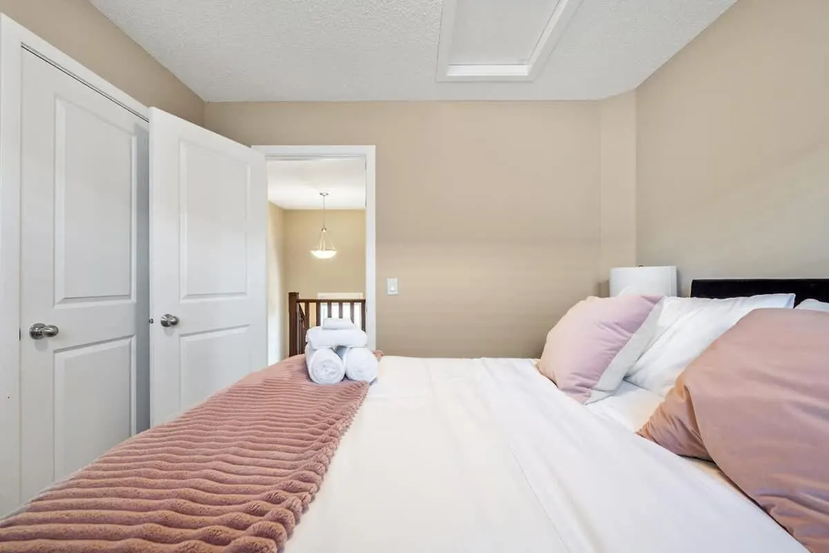 The Venti - 3Bd 2Ba Yard Garage & Upper Suite Κάλγκαρι 0*,  Καναδάς