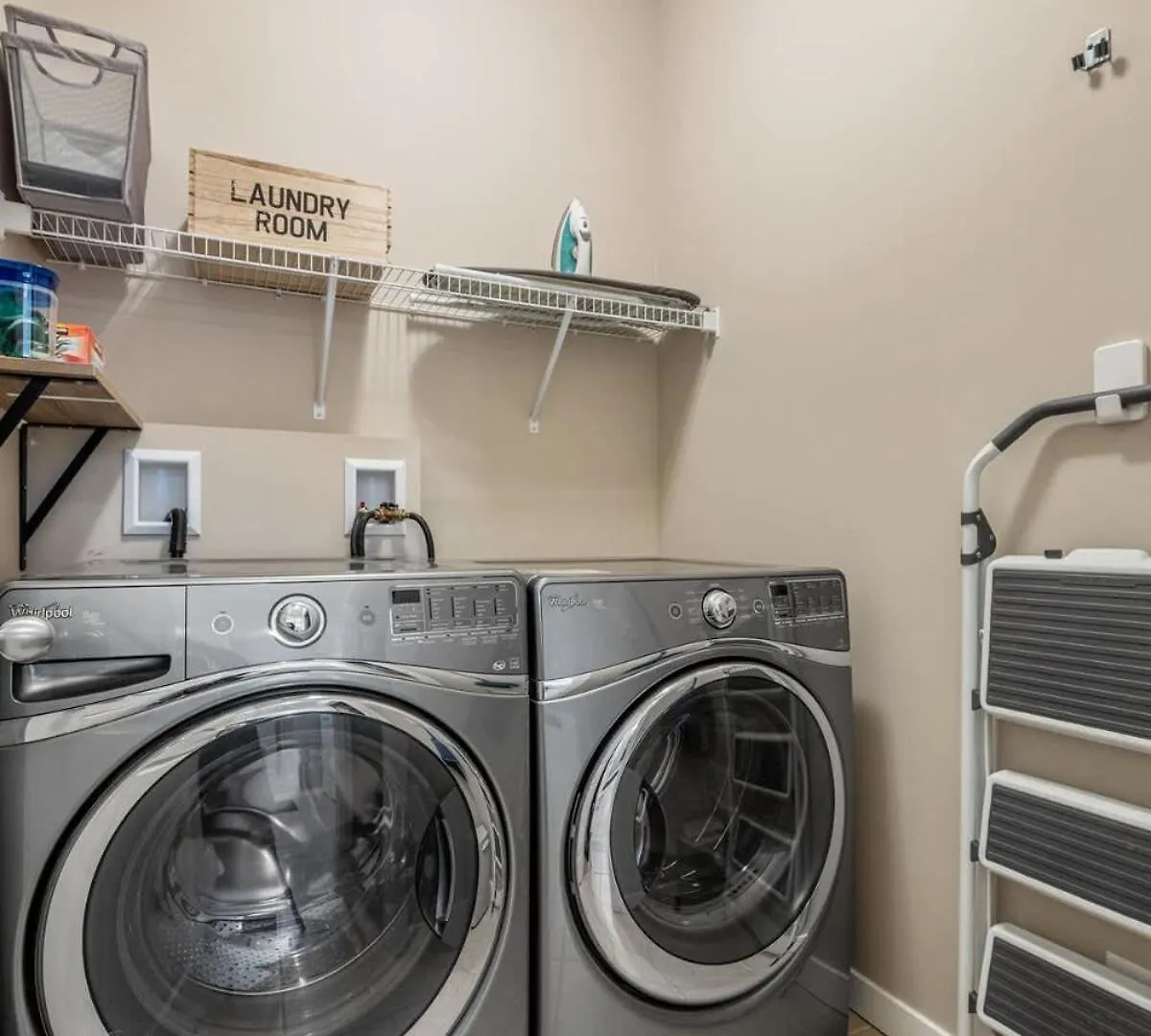 The Venti - 3Bd 2Ba Yard Garage & Upper Suite Κάλγκαρι 0*,