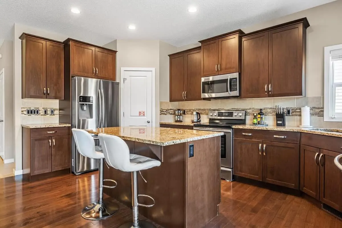 The Venti - 3Bd 2Ba Yard Garage & Upper Suite Κάλγκαρι