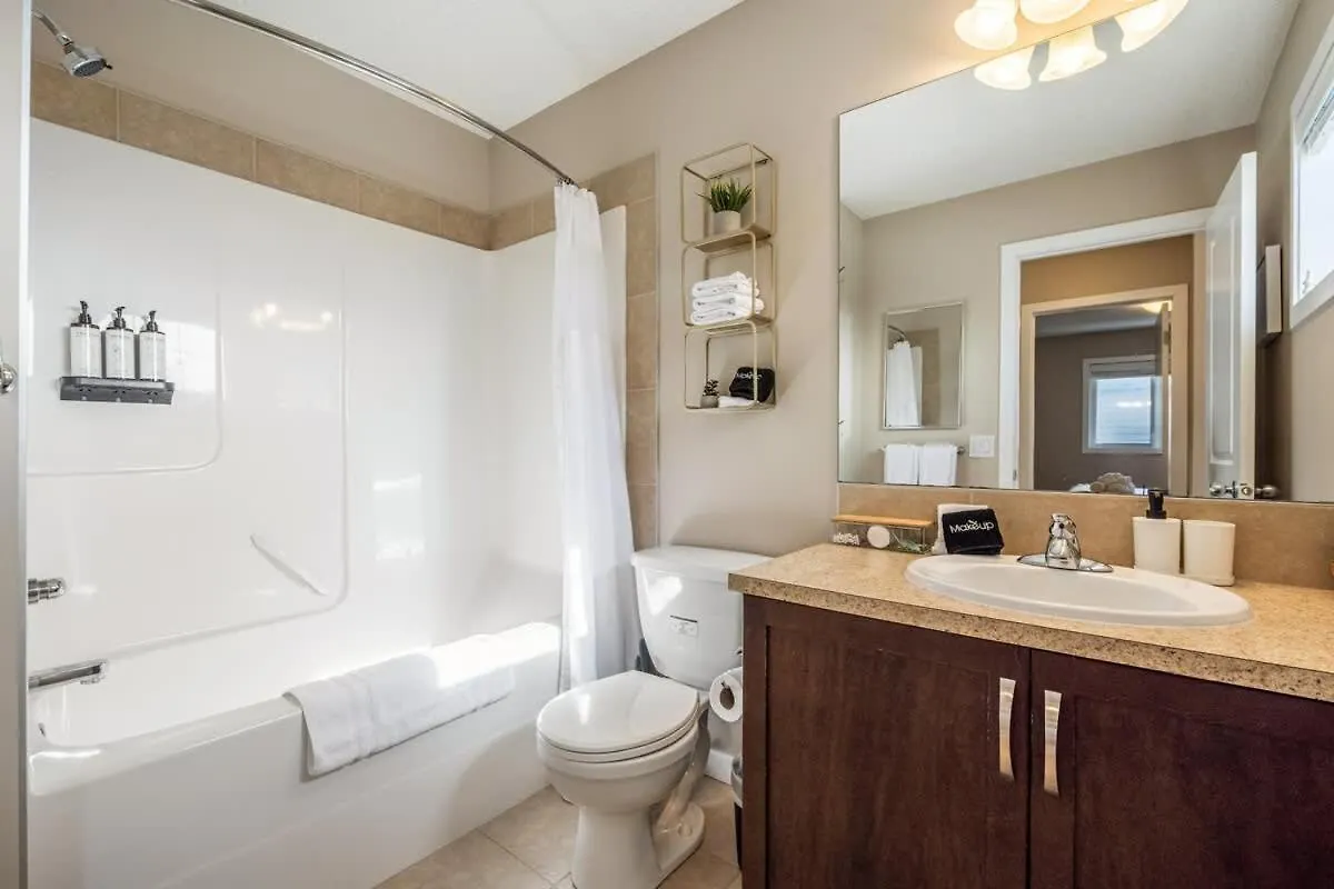 The Venti - 3Bd 2Ba Yard Garage & Upper Suite Calgary Holiday home