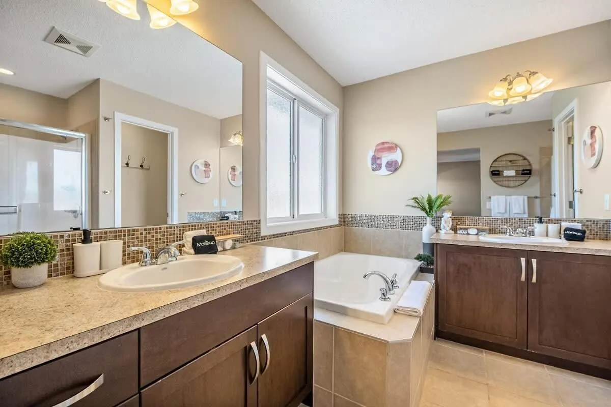The Venti - 3Bd 2Ba Yard Garage & Upper Suite Calgary