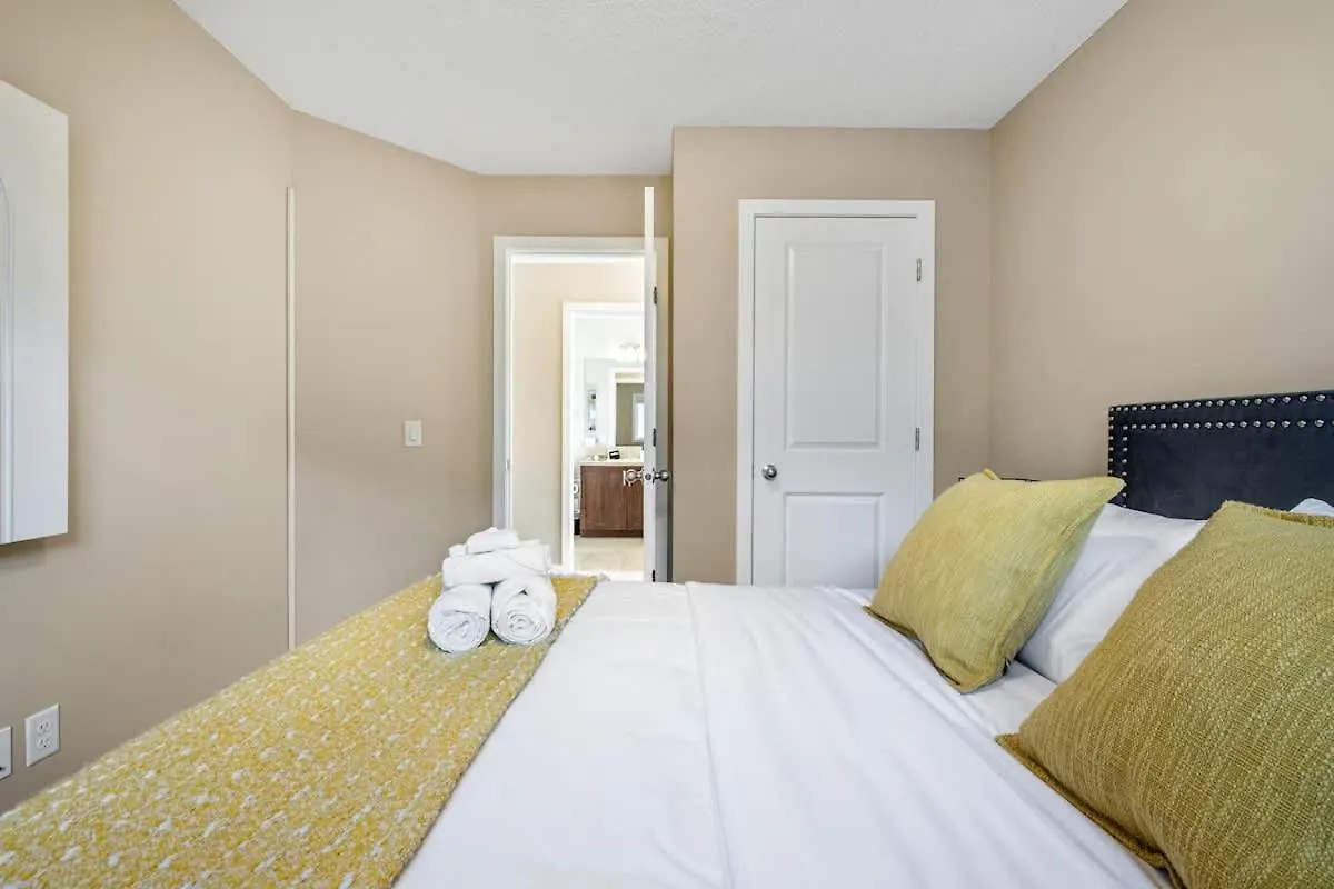 The Venti - 3Bd 2Ba Yard Garage & Upper Suite Calgary Canada