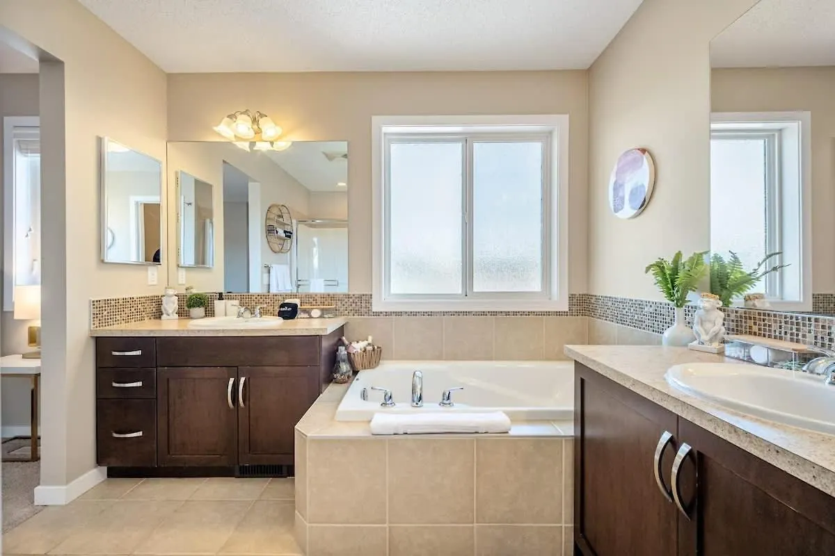 The Venti - 3Bd 2Ba Yard Garage & Upper Suite Calgary