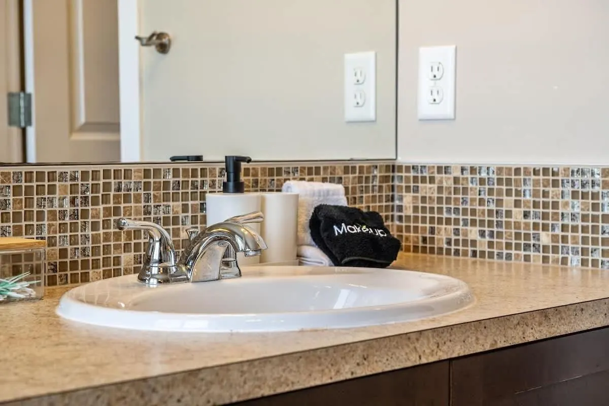 Holiday home The Venti - 3Bd 2Ba Yard Garage & Upper Suite Calgary Canada