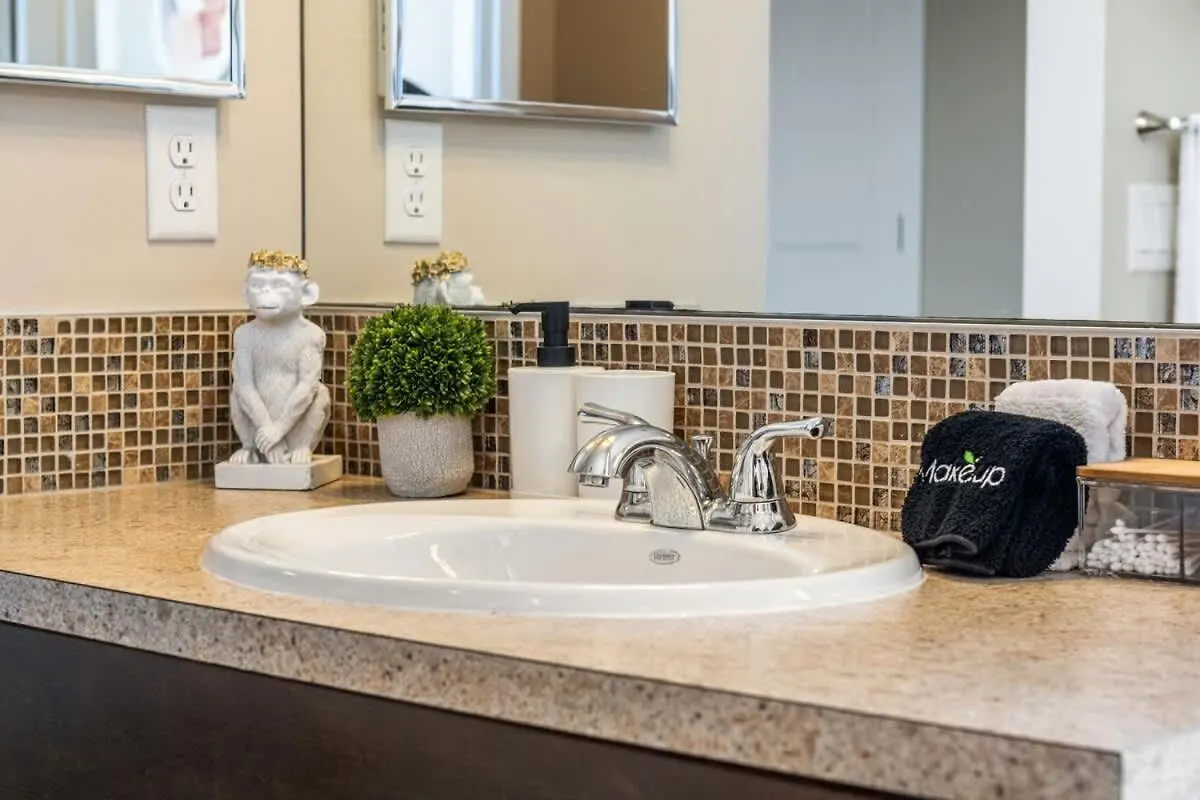 The Venti - 3Bd 2Ba Yard Garage & Upper Suite Calgary Holiday home