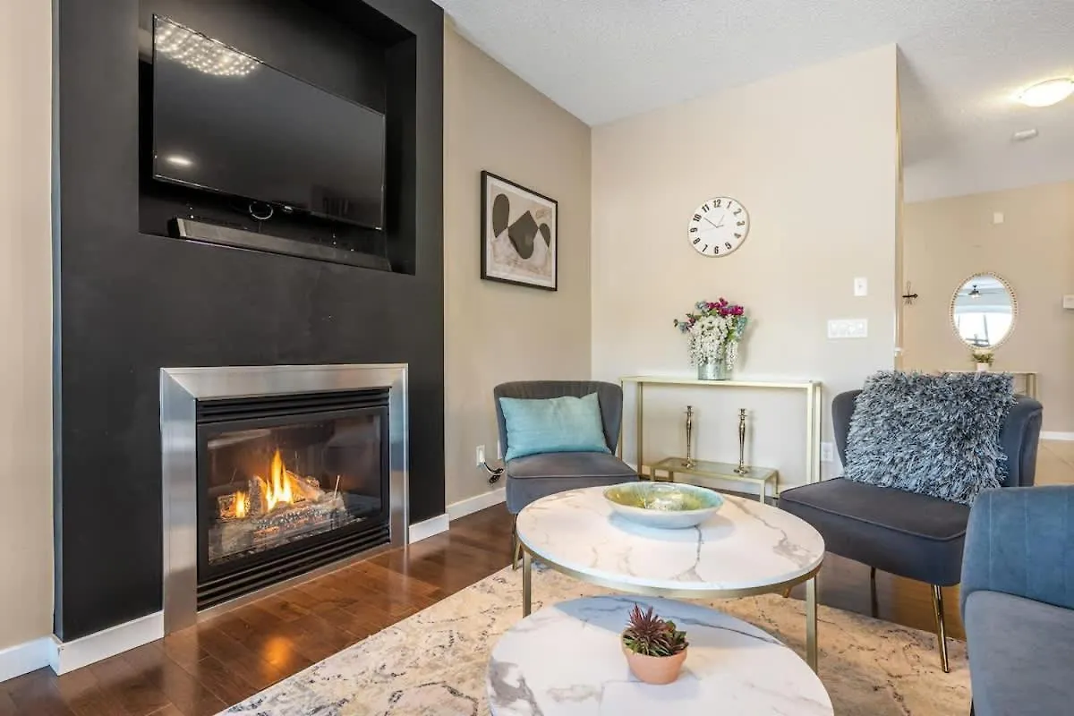 The Venti - 3Bd 2Ba Yard Garage & Upper Suite Calgary