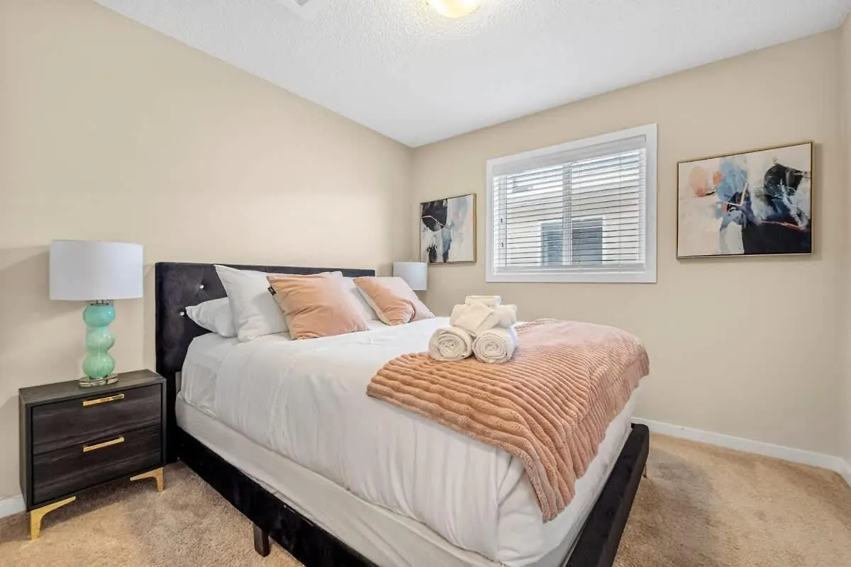Holiday home The Venti - 3Bd 2Ba Yard Garage & Upper Suite Calgary Canada