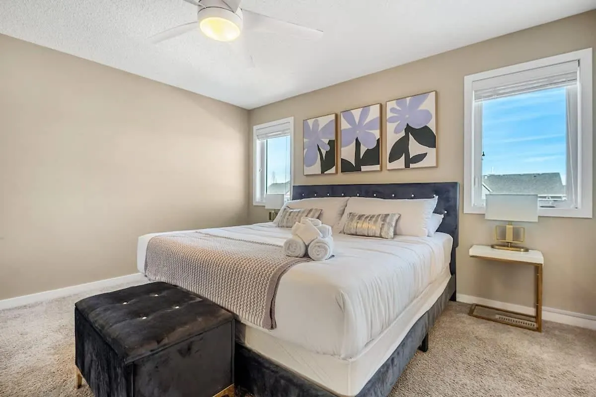 The Venti - 3Bd 2Ba Yard Garage & Upper Suite Calgary