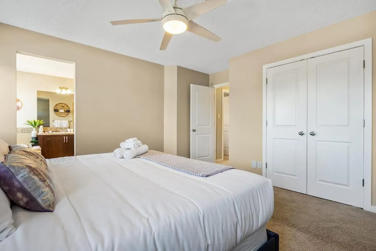 Holiday home The Venti - 3Bd 2Ba Yard Garage & Upper Suite Calgary