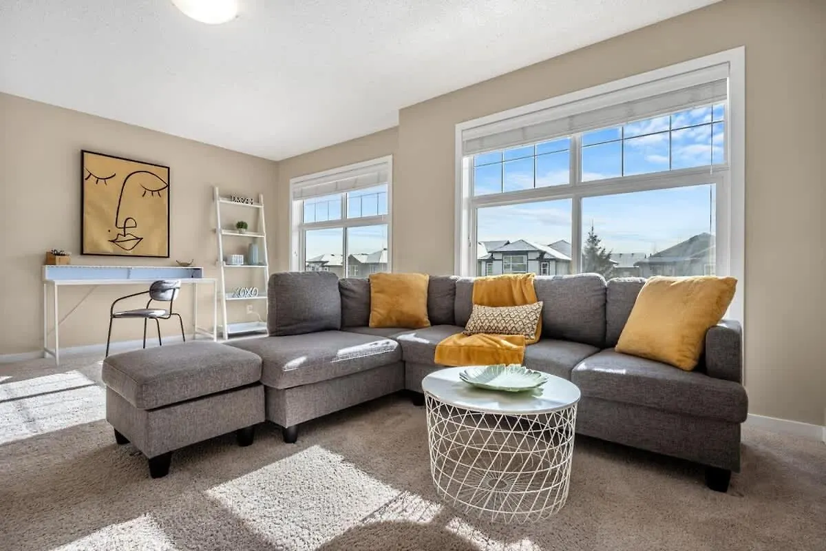 The Venti - 3Bd 2Ba Yard Garage & Upper Suite Calgary