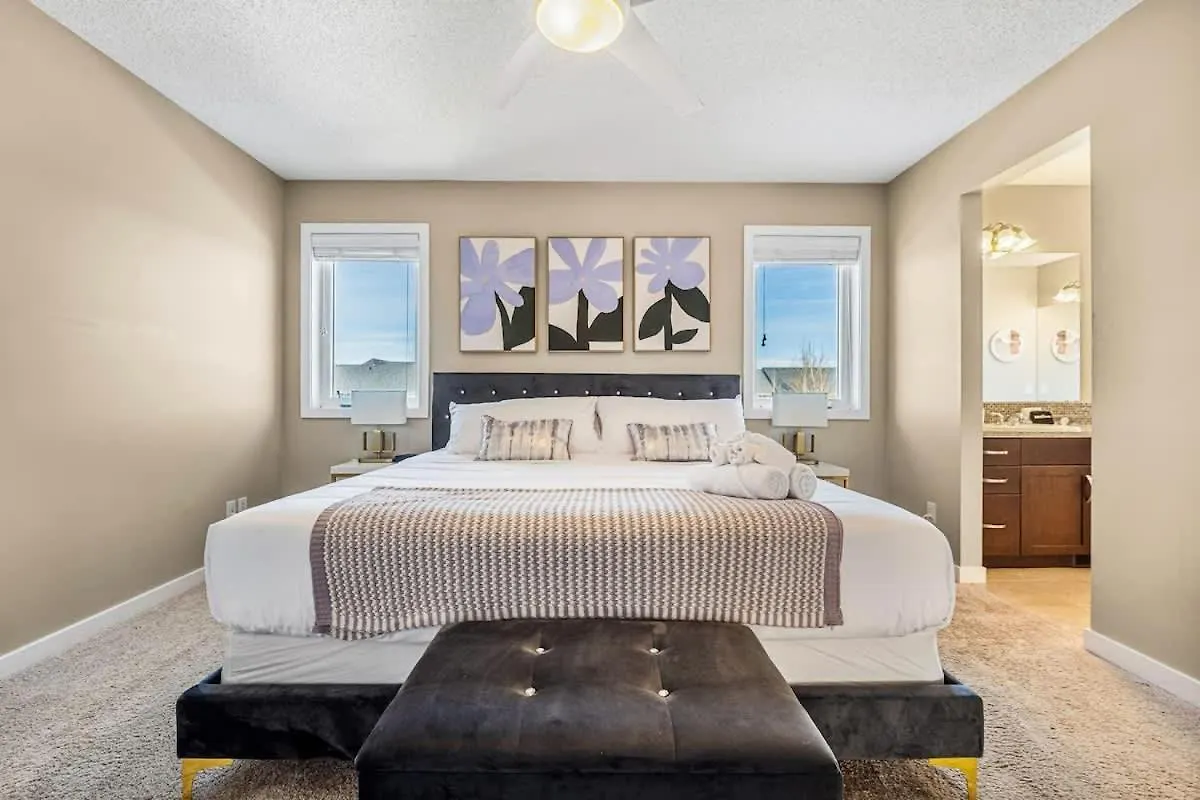 Holiday home The Venti - 3Bd 2Ba Yard Garage & Upper Suite Calgary