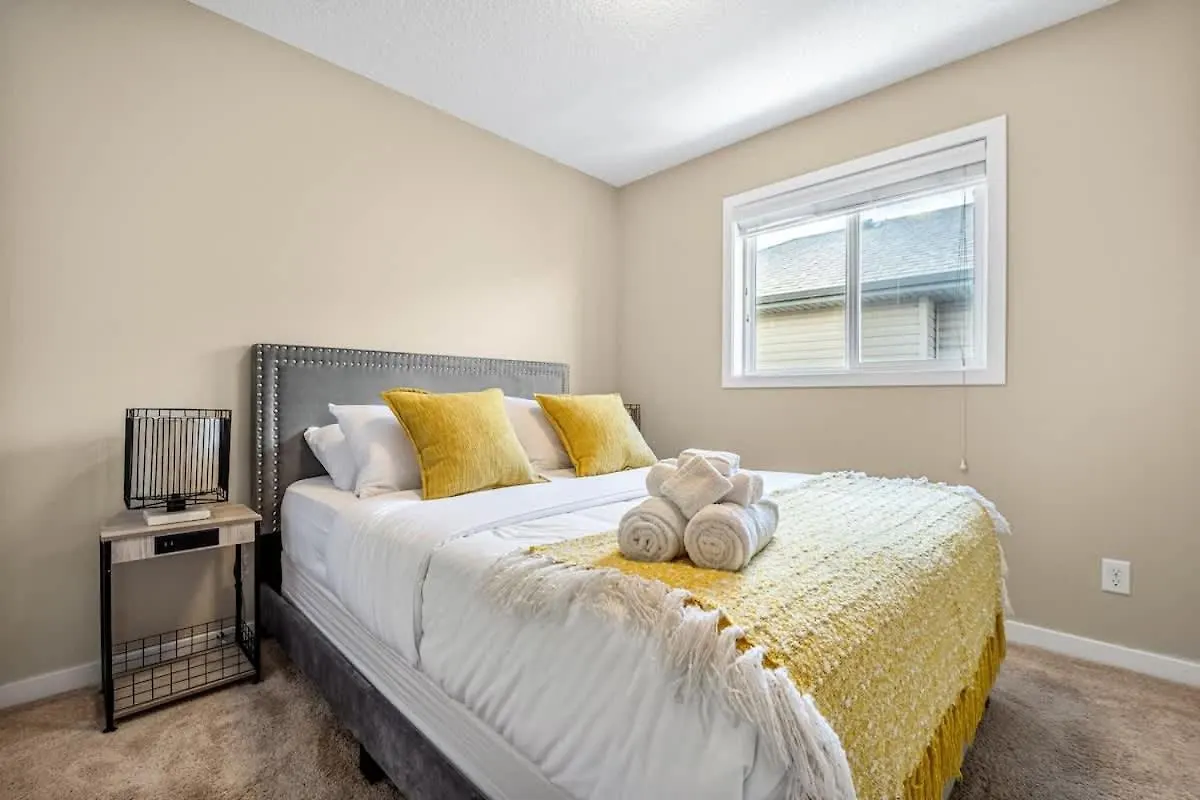 The Venti - 3Bd 2Ba Yard Garage & Upper Suite Calgary Canada