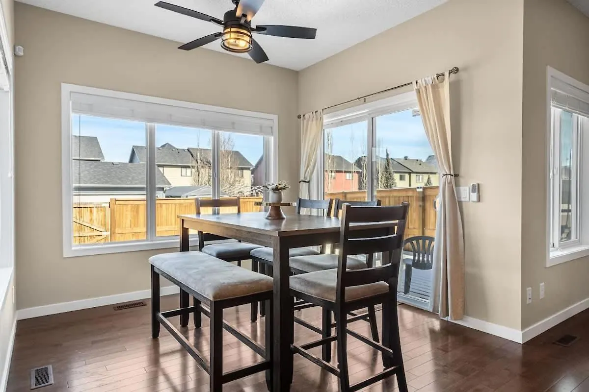 The Venti - 3Bd 2Ba Yard Garage & Upper Suite Calgary 0*,  Canada