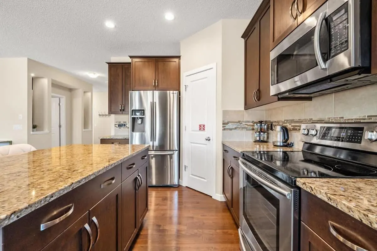 The Venti - 3Bd 2Ba Yard Garage & Upper Suite Calgary Holiday home