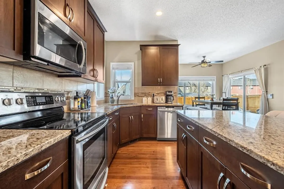 The Venti - 3Bd 2Ba Yard Garage & Upper Suite Calgary Holiday home