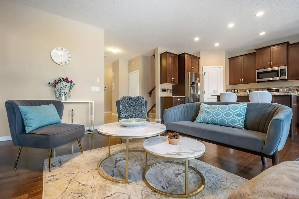 The Venti - 3Bd 2Ba Yard Garage & Upper Suite Calgary