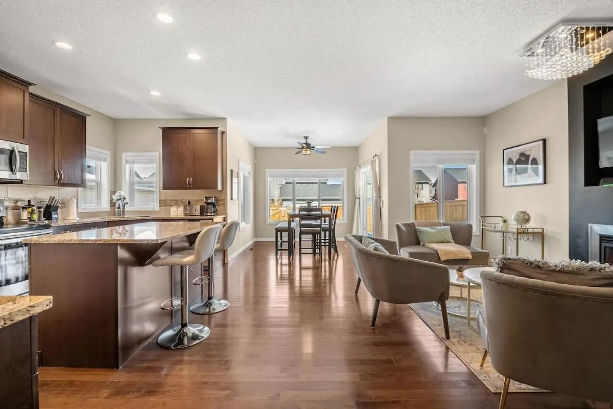 The Venti - 3Bd 2Ba Yard Garage & Upper Suite Calgary 0*,  Canada