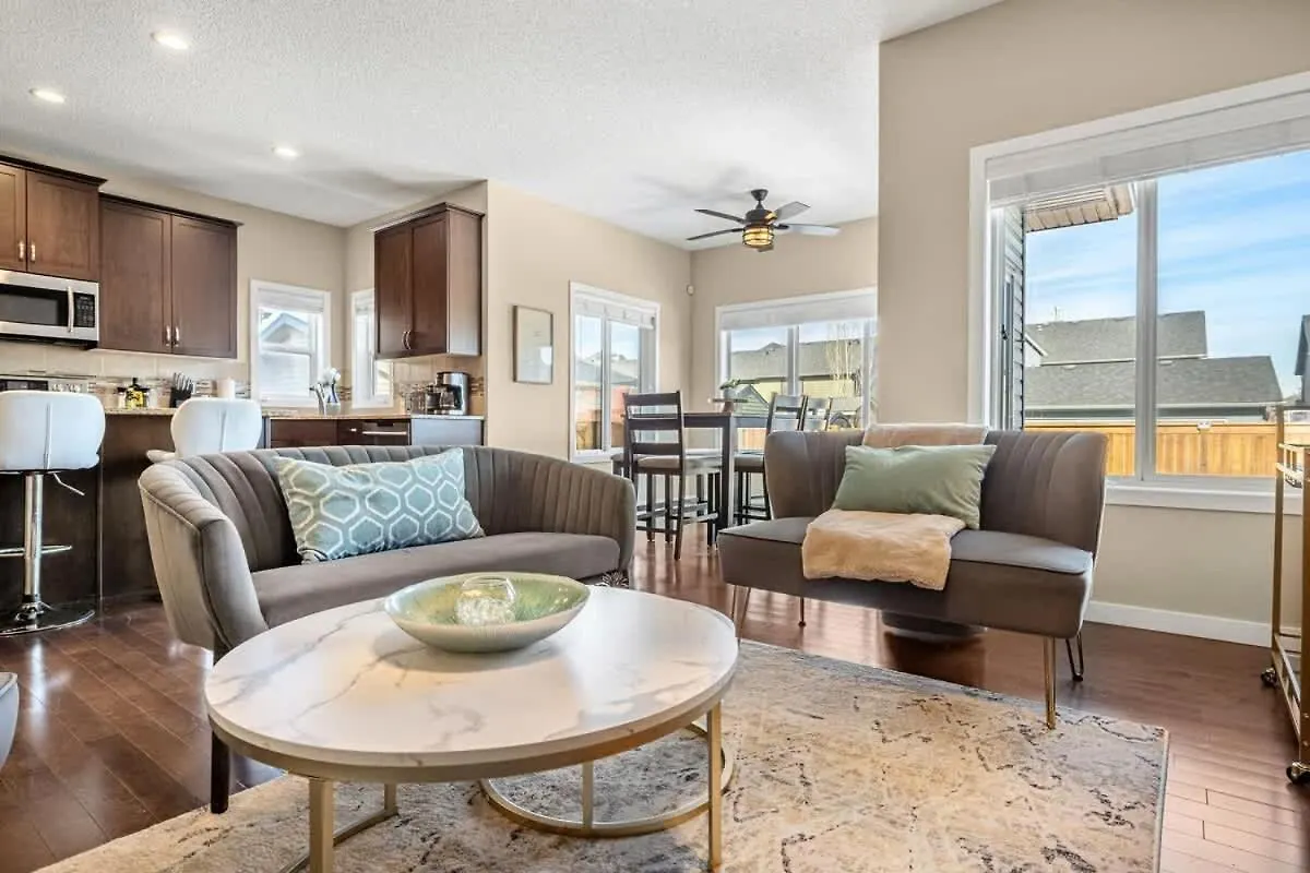 The Venti - 3Bd 2Ba Yard Garage & Upper Suite Calgary Canada